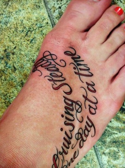 Amy Shirley láb tetoválás
