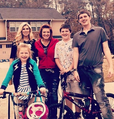  Amy Shirley avec ses 4 enfants 2 garçons Alex et Gabe et 2 filles Lexi et Maggie.