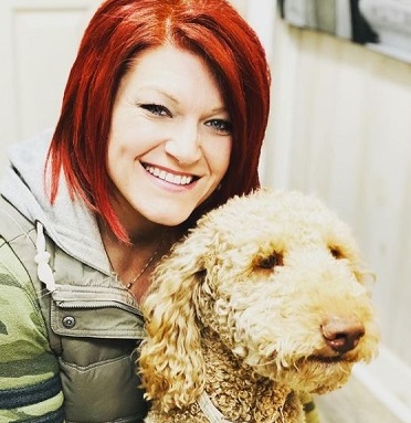 Amy Shirley con su perro