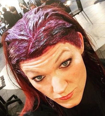 Amy Shirley își schimbă culoarea părului