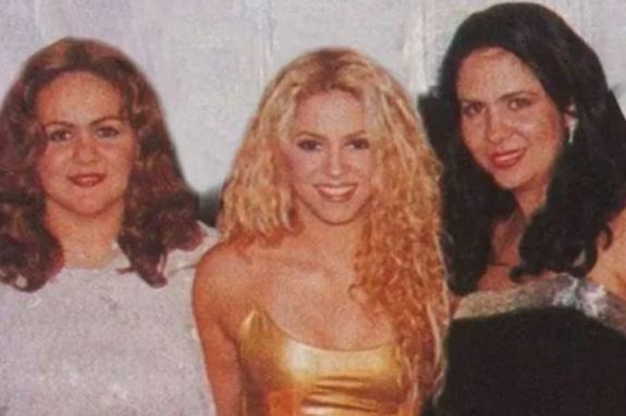 Patricia Mebarak with her sister Shakira and other sister
