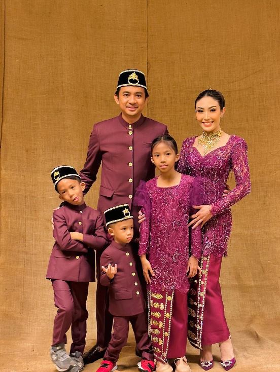 Ayu Dewi with her husband and kids